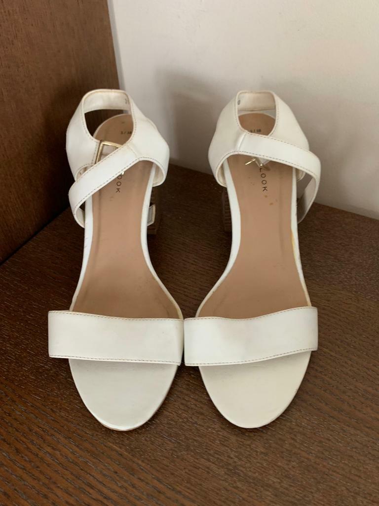 Womens size 5 white block heels | in 
